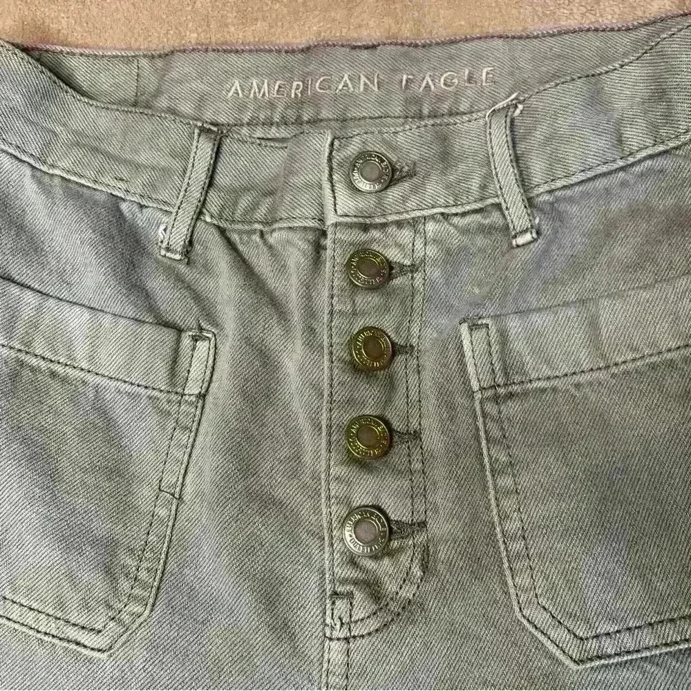 American Eagle Size 4. Button Fly Front. Green. Front pockets - Picture 8 of 9